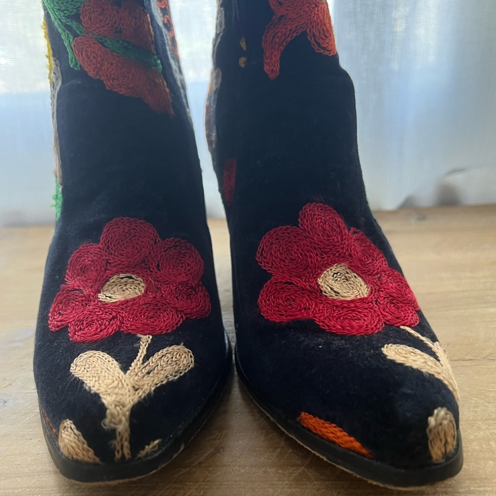 Suzani Embroidered Cowboy Boots In Black Floral Size 39 - Picture 4 of 10